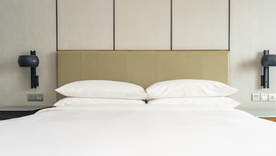 El respaldo de una cama puede cambiar de manera notable la decoración del dormitorio.  Foto: Freepik