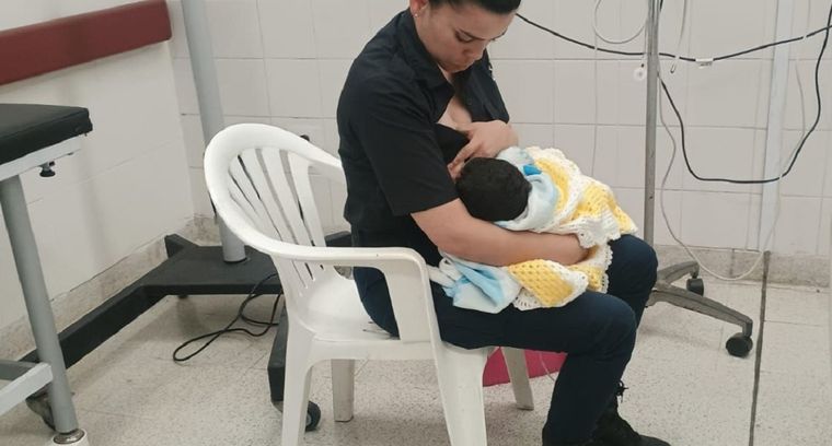 Una agente de la Policía Bonaerense amamantó al bebé rescatado en La Plata Foto: X @Hechosanderecho