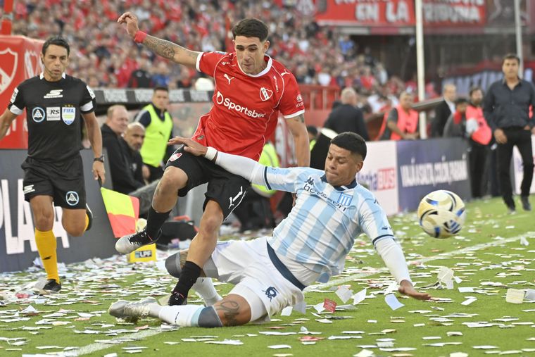 Santiago Montiel encara ante Marcos Rojo, quien le entra con total vehemencia. El Rojo perdi&oacute; a un jugador clave para ir a la Boca.