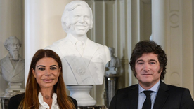 Zulema Menem; Javier Milei y el busto de Carlos Menem. Zulema Menem; Javier Milei y el busto de Carlos Menem.