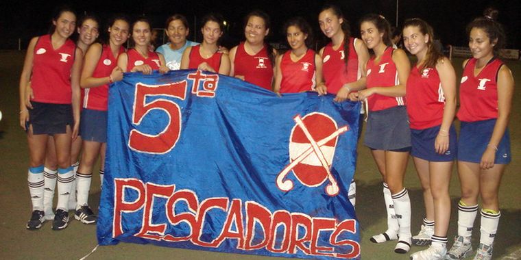 El equipo campeón, orgullosas con su trapo.