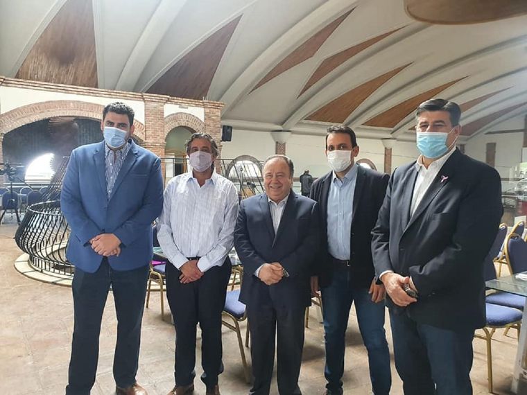 Héctor Bonarrico (en el centro), actor importante en las negociaciones.