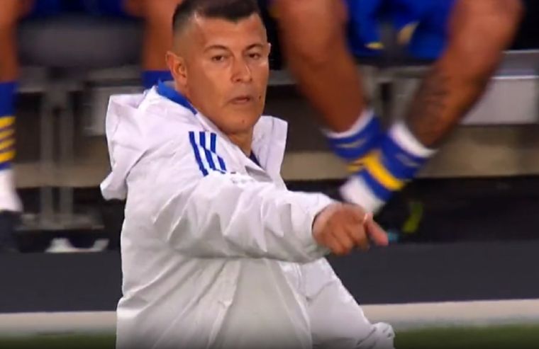 Almirón fue amonestado por una avivada.