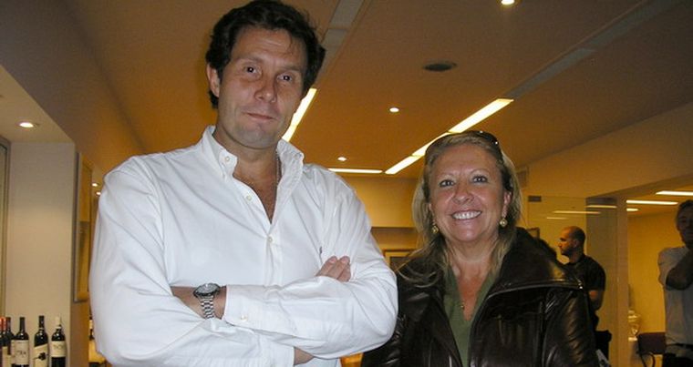 Alberto Arizu (h) -flamante presidente- y Susana Balbo -presidente saliente- en una foto para la posteridad. Foto: Gentileza