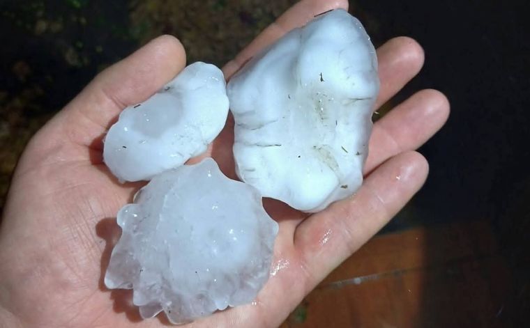 Vecinos registraron imágenes del granizo de gran tamaño que cayó durante una breve pero violenta tormenta.