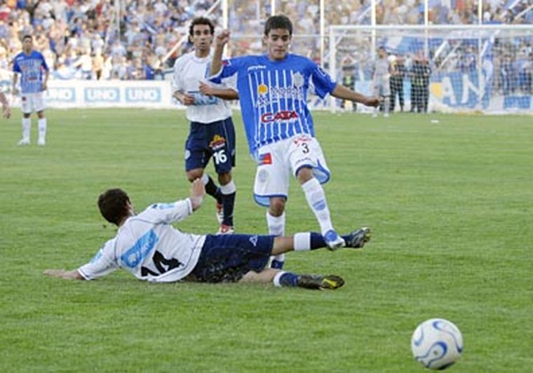 Gabriel Vallés se afianzó con Llop y hoy es fundamental en el esquema de Oldrá. Foto: Gonzalo Bravo / MDZ