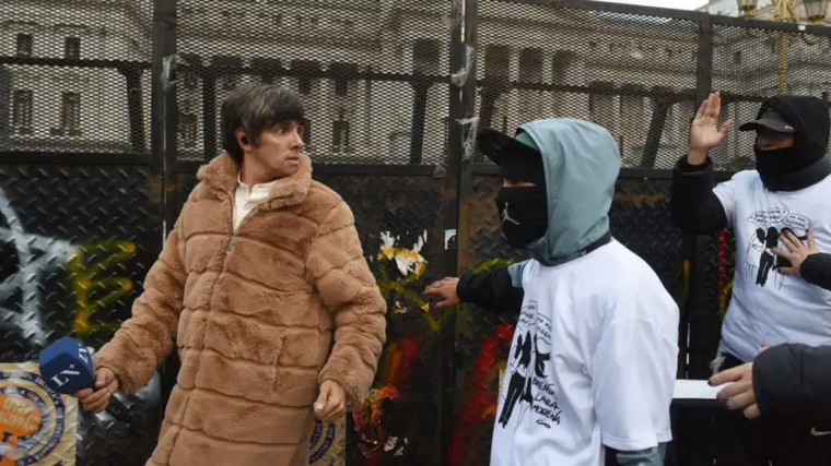 Roberto Funes Ugarte fue agredido en la marcha por el triple crimen en Florencio Varela. Foto: captura de video.