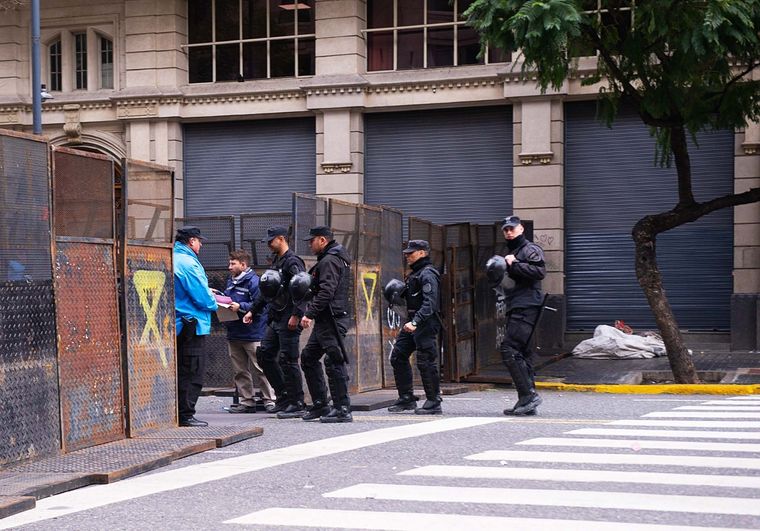 La Legislatura porteña, vallada ante protestas contra el acto negacionista organizado por Villarruel. Foto: Télam