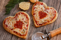 Romántica y deliciosa: receta de pizza casera con forma de corazón para San Valentín que conquista en este verano.