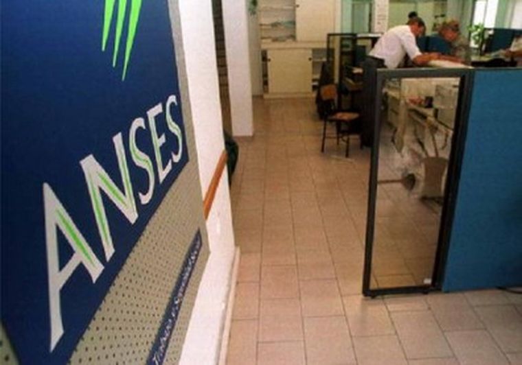 Está en marcha la colocación de vidrios en áreas de atención al público. Foto: Web