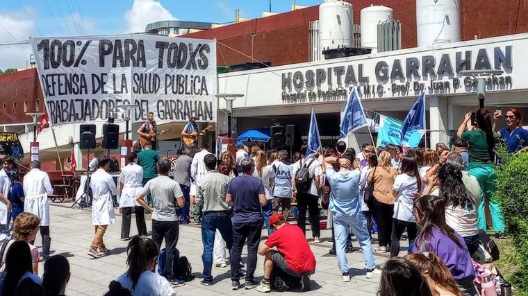 Los trabajadores del Hospital Garrahan siguen manifestándose ante las medidas del Gobierno Nacional. Los trabajadores del Hospital Garrahan siguen manifestándose ante las medidas del Gobierno Nacional.