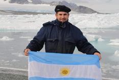 Hernán Rodríguez llevando orgulloso la bandera argentina