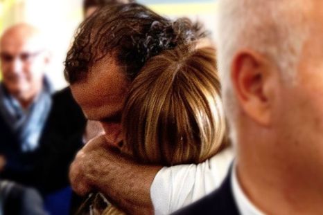El abrazo de Meloni con Luca Signorelli, el héroe de Módena. El abrazo de Meloni con Luca Signorelli, el héroe de Módena.