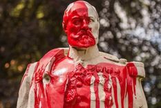 Estatuas como esta del rey belga Leopoldo II en Bruselas han sido atacadas en las protestas contra el racismo en todo el mundo. Foto: BBC Mundo