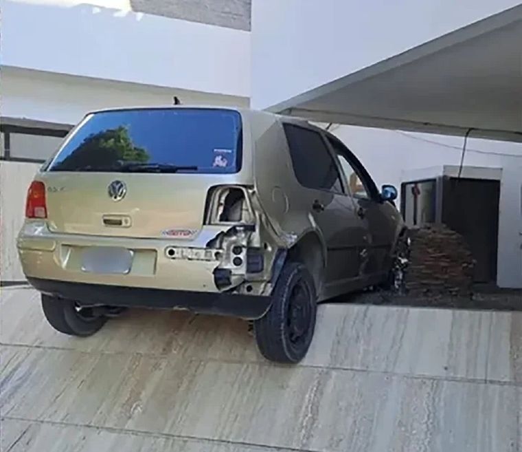 Un conducto y su acompañante ebrios chocaron contra una comisaría en Neuquén Foto: NA