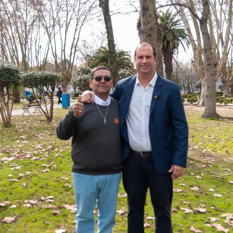 El más bajo es Alvarez, ex candidato a concejal de La Libertad Avanza de Escobar en una típica foto con el referente local, Gianfrancesco El más bajo es Alvarez, ex candidato a concejal de La Libertad Avanza de Escobar en una típica foto con el referente local, Gianfrancesco