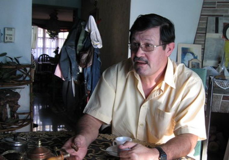 Oscar Henríquez, cómico, vecino de Cuyo Placas y biólogo.