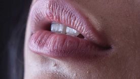 Exfoliación, clave. Debemos exfoliar la piel de los labios. Es un paso importante si queremos eliminar impurezas y células muertas, además de aportar una dosis extra de hidratación. Foto: Unsplash