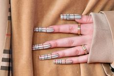 Las tendencias 2021 en uñas acrílicas traen variedad, sofisticación y detalle. Foto: HelloGiggles