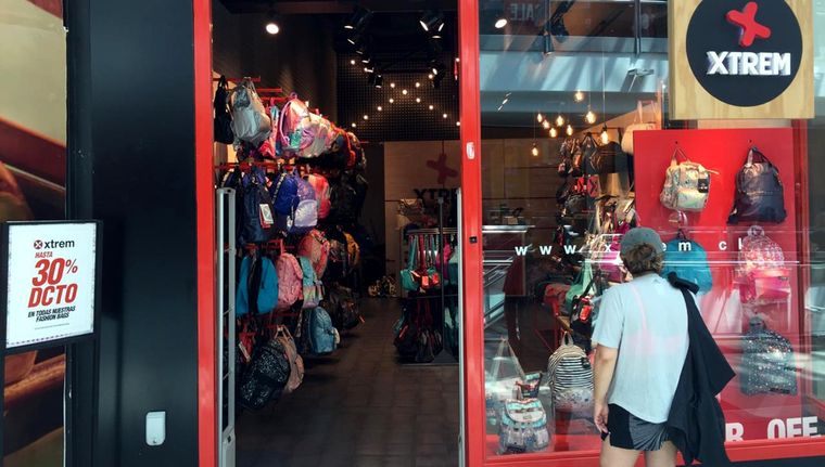 Los mendocinos aprovechan la diferencia de precios para comprar en Chile. Foto: Mall Marina