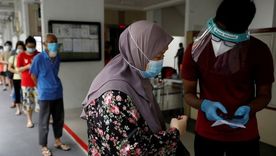 Los residentes de una urbanización pública hacen cola para las pruebas obligatorias de coronavirus en Singapur el 21 de mayo de 2021 Foto: REUTERS