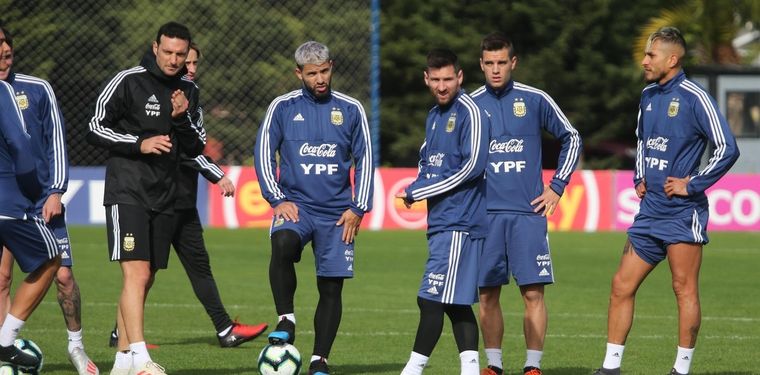 Scaloni debe definir quién ocupará el lugar del Kun Foto: EFE