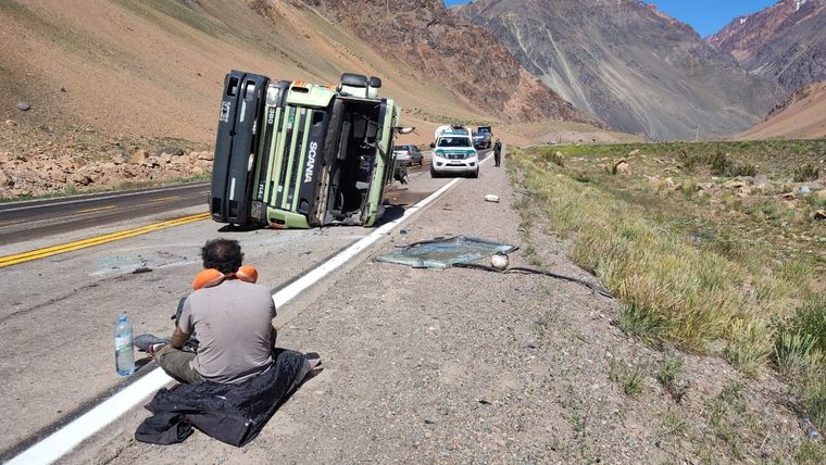 El coche volcado. Foto: Ministerio de Seguridad