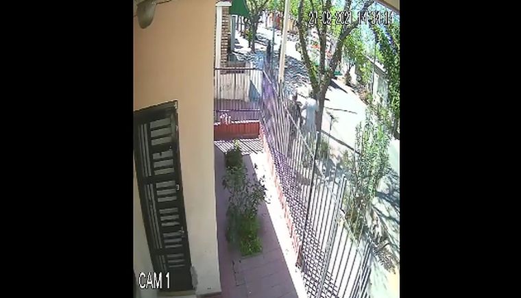 Motochorros atacaron a una joven en el barrio Batalla del Pilar.