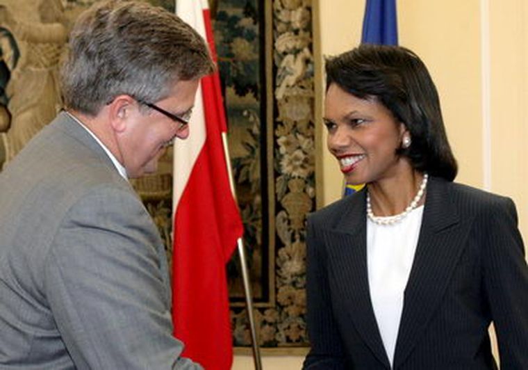 Bronislaw Komorowski y la secretaria de Estado estadounidense, Condoleezza Rice, en Varsovia. Foto: EFE