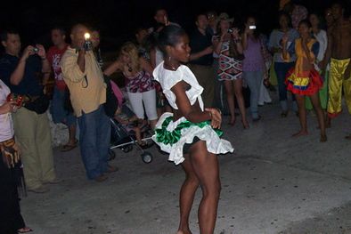 MDZol | Por las noches, el muro que rodea la ciudad se viste de fiesta. Foto: MDZ