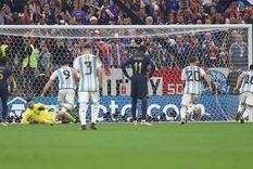 Messi ya pateó y abre la cuenta. Foto: EFE