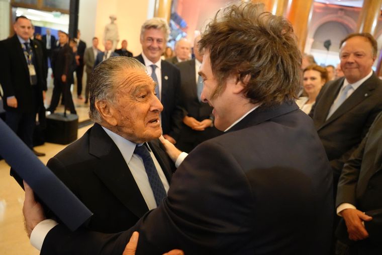 El saludo de Milei con el empresario Eduardo Eurnekian El saludo de Milei con el empresario Eduardo Eurnekian