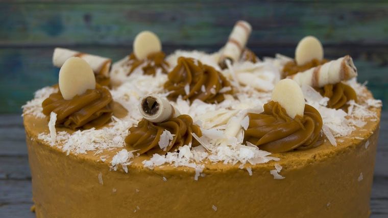 Admira ese dulce de leche. ¡Esta tarta te encantará!