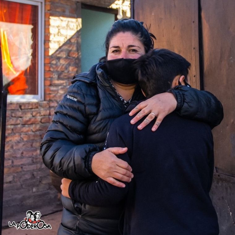 Lorena junto a su hijo de 11 años Foto: La Garganta Poderosa