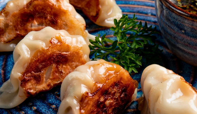 En Japón, esta receta suele acompañarse con arroz blanco o sopa para una comida completa. En Japón, esta receta suele acompañarse con arroz blanco o sopa para una comida completa.