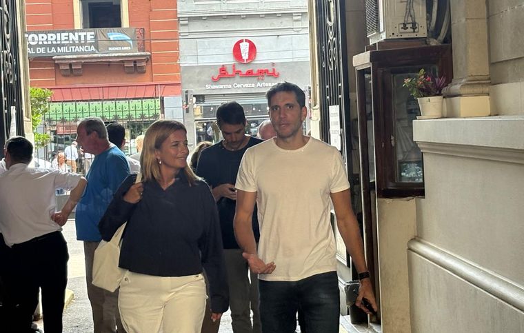 Los hermanos Passaglia ingresando a la Legislatura bonaerense. Adelante Santiago y atrás , celular en mano, Manuel Los hermanos Passaglia ingresando a la Legislatura bonaerense. Adelante Santiago y atrás , celular en mano, Manuel