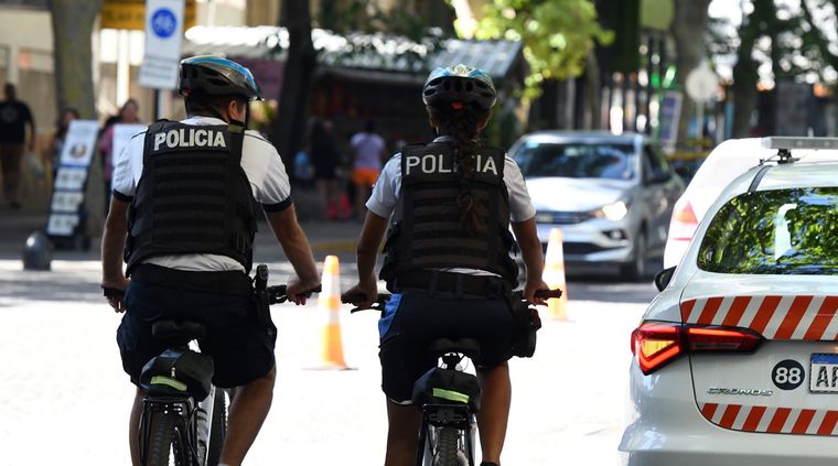Los efectivos policiales, por ejemplo, son considerados trabajadores esenciales. Foto: ALF PONCE MERCADO / MDZ