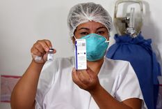 Llega este jueves a Mendoza otra tanda de vacunas Sputnik V. Foto: ALF PONCE MERCADO / MDZ