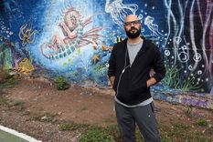 Artista urbano Franco Glellel (34) junto a las obras realizadas por sus compañeros en Chacras de Coria Foto: Alf Ponce Artista urbano Franco Glellel (34) junto a las obras realizadas por sus compañeros en Chacras de Coria Foto: Alf Ponce