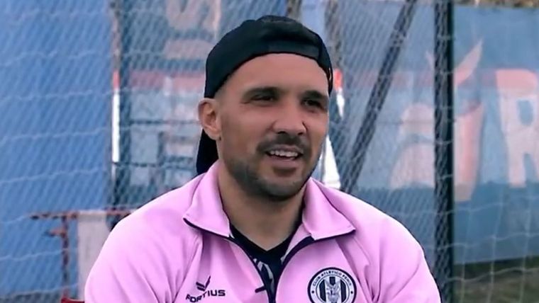 Nicolás Bertolo fue retirado en camilla tras un fuerte golpe. Foto: Captura Video