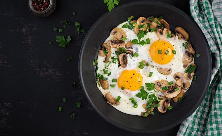Huevos con champiñones Una receta sencilla y en pocos minutos. Foto: Shutterstock