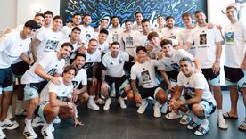 el plantel sorprendio a messi con remeras con fotos junto a leo: quien es el unico que no tenia imagen el plantel sorprendio a messi con remeras con fotos junto a leo: quien es el unico que no tenia imagen