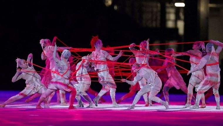 Una coreografía hecha con hilos rojos sirvió para resaltar el deporte. Foto: GETTY IMAGES