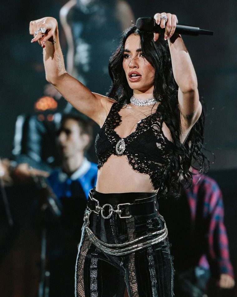 Mirá el look clásico de Lali Espósito en el Festival de Cine de San Sebastián.