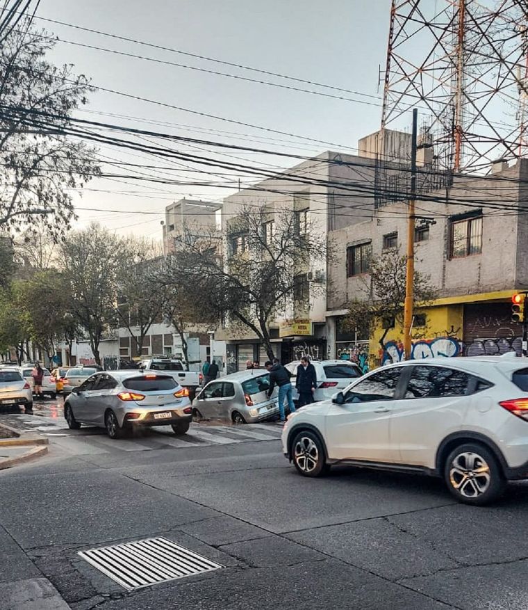 El auto gris quedó incrustado dentro del gigante bache Foto: Emilce Vargas Ferrara/MDZ RADIO