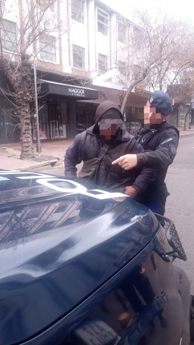El sospechoso fue identificado y detenido por efectivos policiales en el centro mendocino El sospechoso fue identificado y detenido por efectivos policiales en el centro mendocino