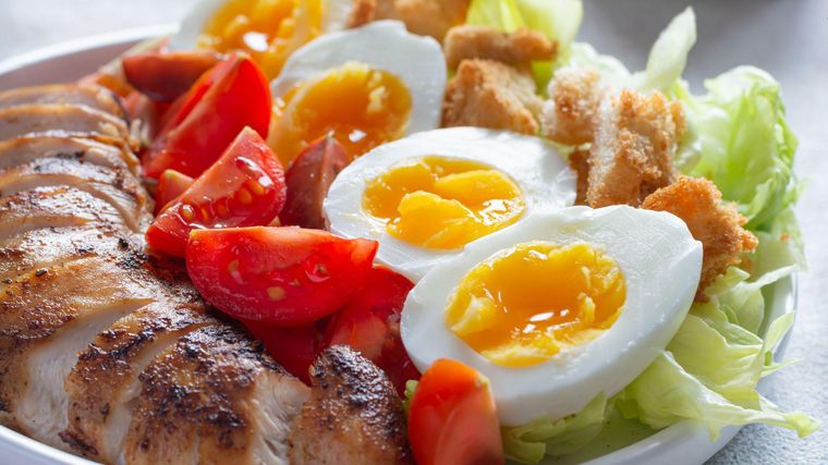 La vitamina A, también conocida como retinol, se encuentra en alimentos como los huevos. La vitamina A, también conocida como retinol, se encuentra en alimentos como los huevos.