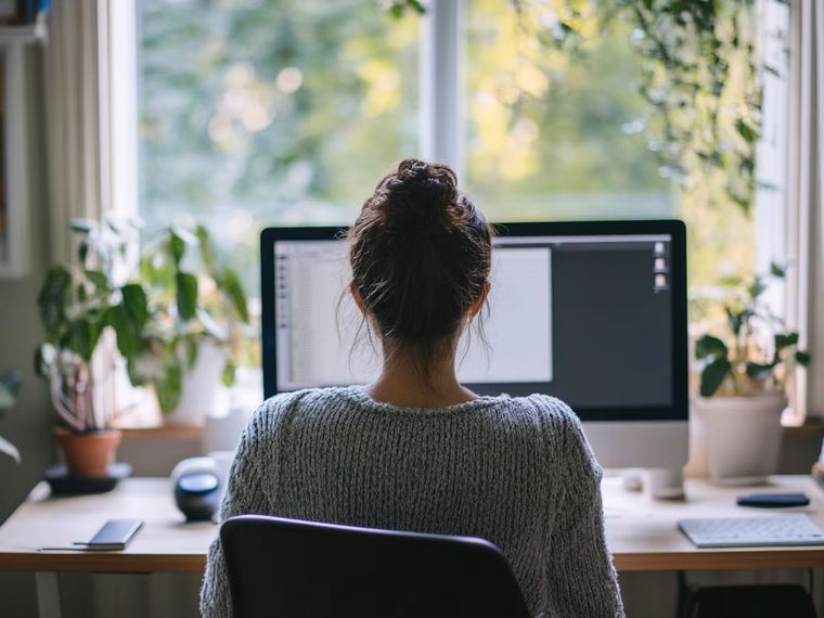 La lentitud persistente es una de las señales más comunes de que tu computadora ya no rinde. La lentitud persistente es una de las señales más comunes de que tu computadora ya no rinde.