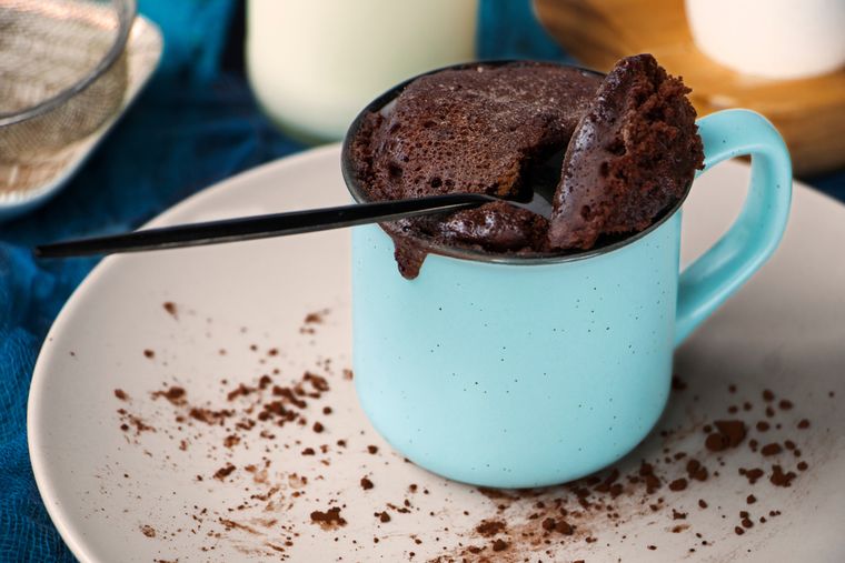 Esta receta de bizcocho de chocolate en taza es ideal para personalizar con ingredientes como frutas, nueces o mantequilla de maní. Esta receta de bizcocho de chocolate en taza es ideal para personalizar con ingredientes como frutas, nueces o mantequilla de maní.