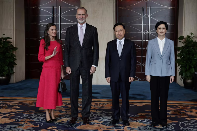 Letizia volvió a brillar con su vestido de tweed. Letizia volvió a brillar con su vestido de tweed.